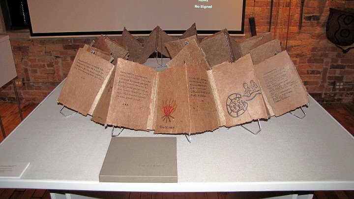 El libro Iwariwe, pieza central de la exhibición yanomami Iwariwe realizada el 03 de octubre de 2012 en Chicago, EEUU