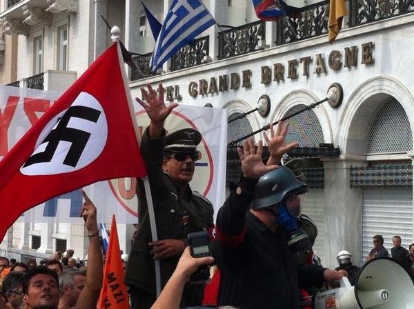 Griegos reciben a Merkel con símbolos nazis