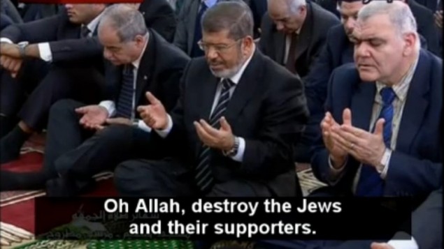 El presidente egipcio en las oraciones donde el clérigo ora por la destrucción de los judíos