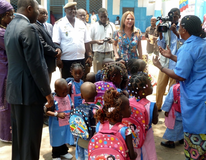 Escolares del Congo reciben dotación de útiles