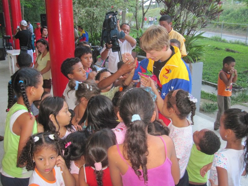 Cecotto con niños refugiados en "El Poliedrito", Caracas. A través de su Fundación Proyecto Cecotto, el campeón criollo ayuda a promover deportistas venezolanos para arribar a los máximos niveles en sus carreras.