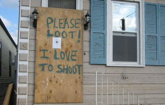 "¡Por favor, saqueen! ¡A mi me encanta disparar!" dice este aviso en Nueva York, en preparación a posibles saqueos en medio del caos generado por el huracán Sandy.