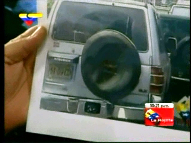 El extraño vehículo de la Embajada de Polonia que acompañaba a Capriles.