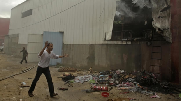 Fábrica dañada por ataque israelí en Gaza