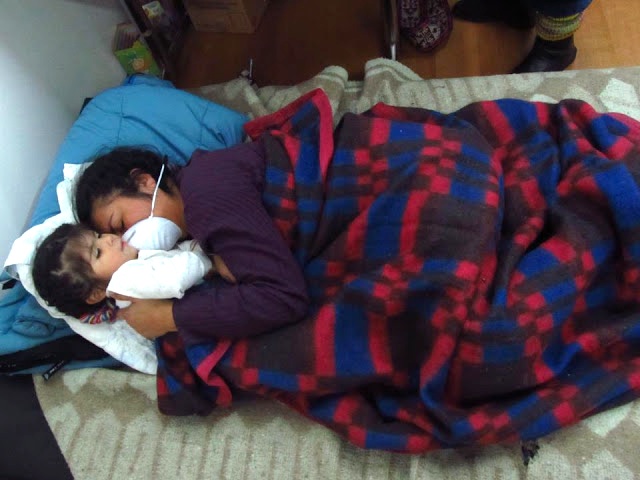 meulen Huencho en huelga de hambre  frente a unicef chile , abrazando a su hija