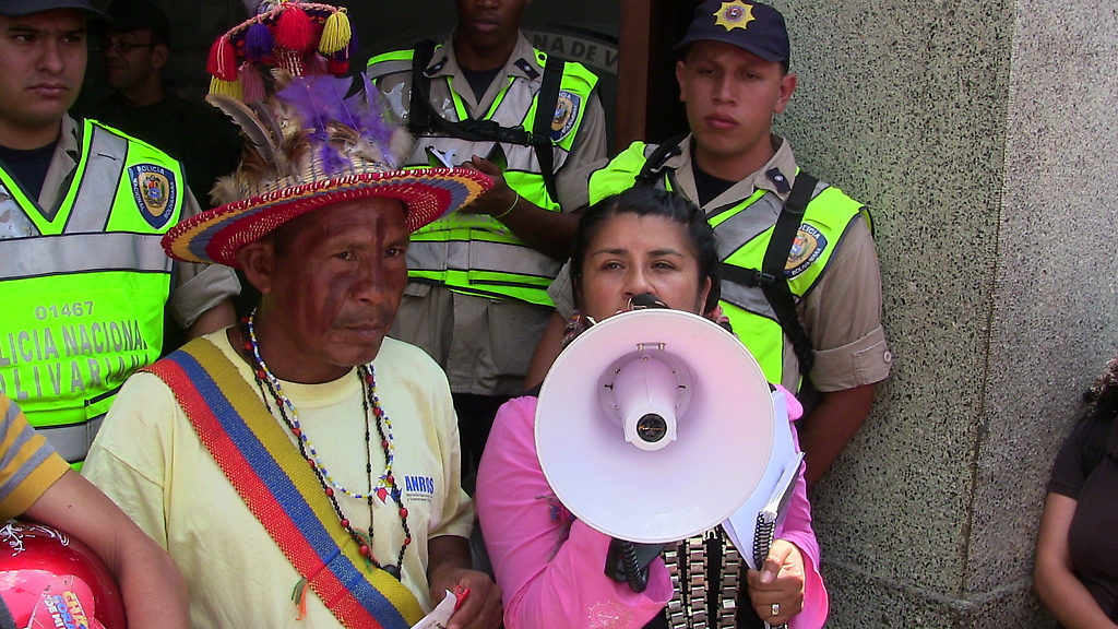 Cacique Sabino Romero en compañía de Meulen Wencho líder del pueblo Mapuche en acto frente a la vICEPRESIDENCIA