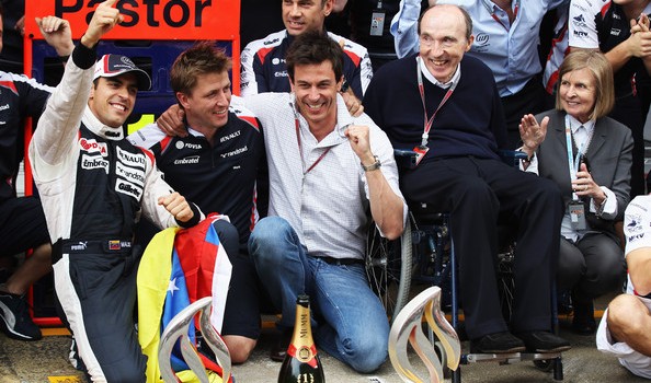 Pastor Maldoando, el co-propietario de la escudería Toto Wolff y su fundador Frank Williams, luego de la impresionante victoria del venezolano en el Grand Prix de España.