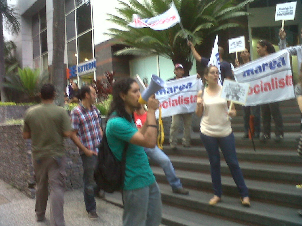 Solidaridad con huelga general europea ante varias embajadas en Caracas