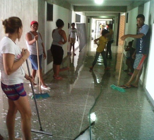 Jornada de limpieza comunitaria en los pasillos de las edificaciones
