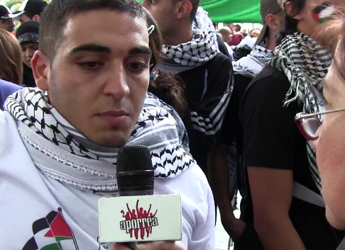 Joven palestino  protesta por  tanto sufrimiento de su pueblo