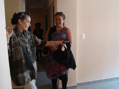 La actriz Nancy González al momento de recibir su apartamento