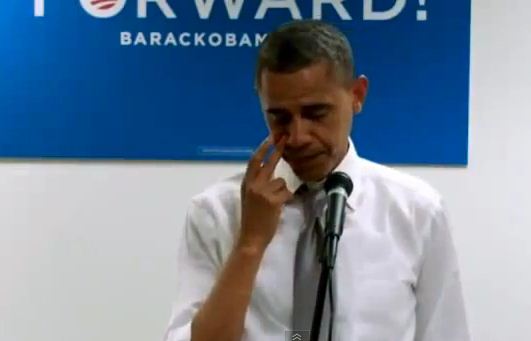 Obama se enjuga las lágrimas