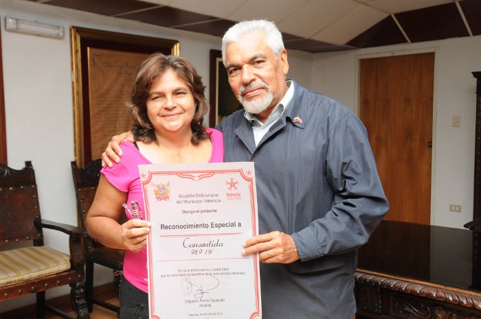 Alcalde Edgardo Parra entregó diploma de reconocimiento  a la emisora CONSENTIDA 98.9 FM entre otros medios comunitarios