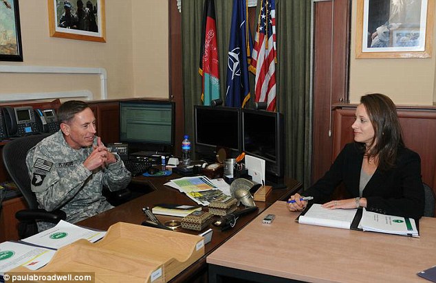 David Petraeus con su biógrafa Paula Broadwell