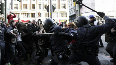 En Madrid la Policía dispersa a un grupo de participantes en la jornada de huelga general en el país