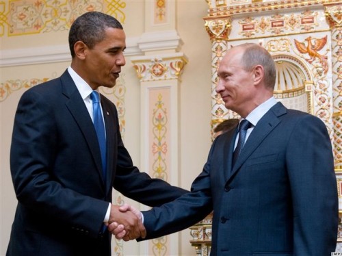 Barack Obama y Vladimir Putin se saludan