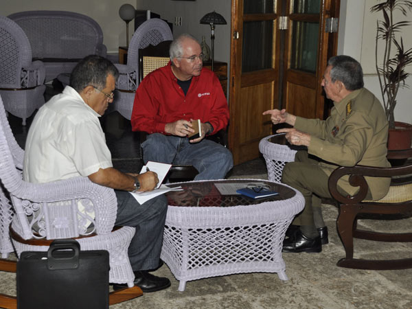 Rafael Ramírez y Raúl Castro en Santiago de Cuba.