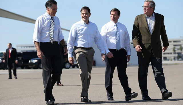 Marco Rubio, ayer con el candidato a la presidencia Mitt Romney y Jeb Bush, el "hermanisimo" (izquierda). Rubio anuncio su apoyo "in extremis" a Rivera, el corruptísimo