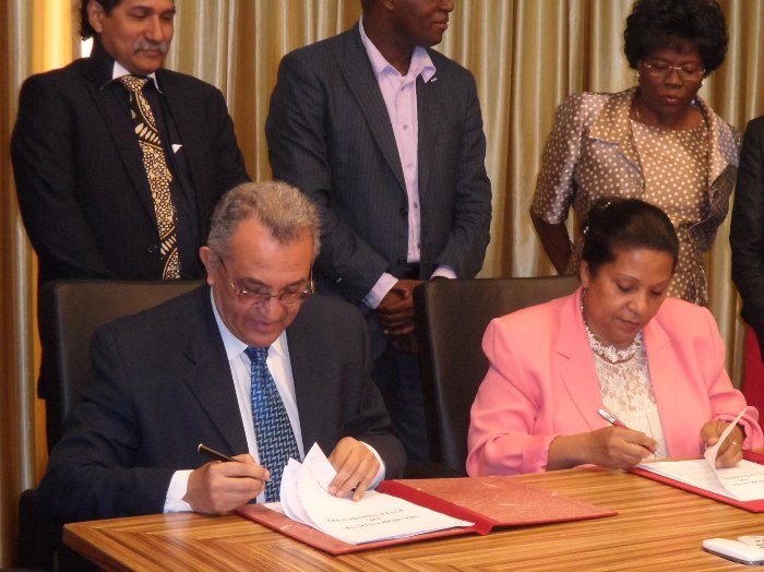 El Rector de la UBV firma convenio en Angola