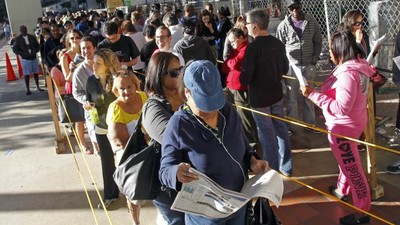 Largas colas de votantes se formaron en Florida luego de que se redujera el lapso para el voto anticipado.