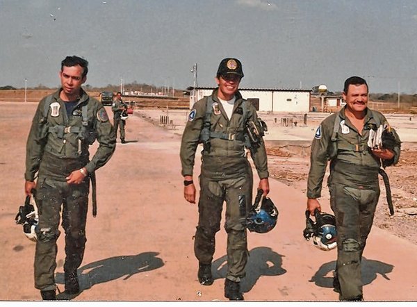 El hoy Gobernador de Portuguesa, Castro Soteldo y el General Francisco Visconti, dos de los más destacados actores del 27 N de 1992, por aquel entonces en una base aérea.
