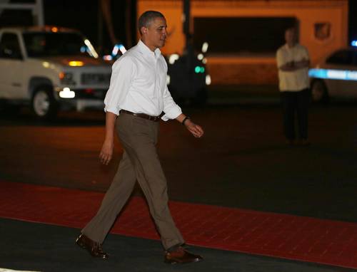 El presidente Barack Obama el miércoles al partir de Honolulú, Hawai, hacia Washington. El mandatario estadunidense suspendió sus vacaciones para retomar las negociaciones del presupuesto para evitar el alza de impuestos y recortes al gasto que implica el "abismo fiscal"