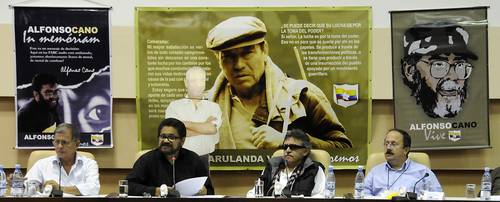 Integrantes de las Fuerzas Armadas Revolucionarias de Colombia durante una rueda de prensa en la que informaron su postura y que reanudarán las pláticas con el gobierno en enero próximo