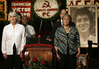 La británica Joan Turner, viuda de Víctor Jara, junto a la expresidenta chilena Michelle Bachelet durante un velatorio por el cantautor de 2009