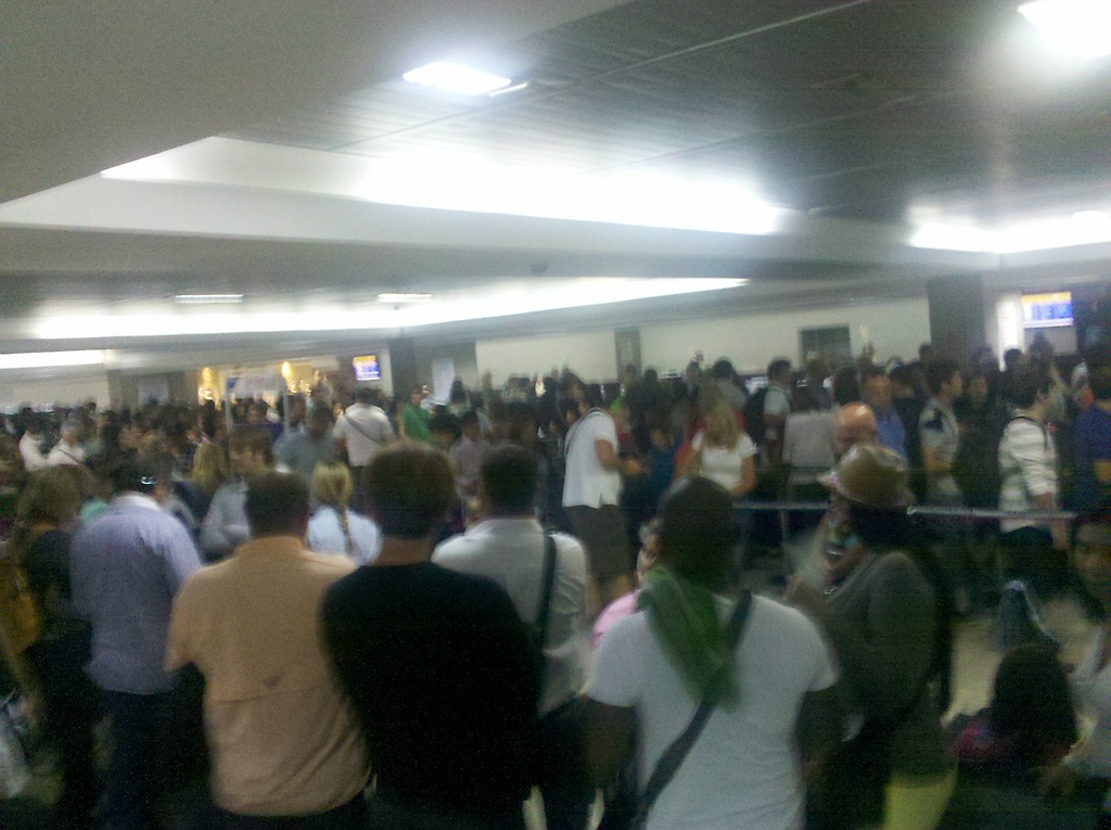 La espera para pasar por migración alcanza los 90 minutos, debido a la enorme afluencia de pasajeros al Aeropuerto Internacional de Maiquetía