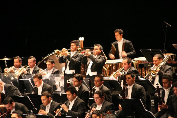Con su repertorio latinoamericano, como bandera musical, la Sinfónica Simón Bolívar sedujo desde su primera interpretación