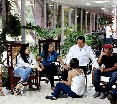El Presidente Chávez acompañado de sus hijos y familiares en hospital de La Habana, el pasado mes de marzo durante su recuperación luego de una operación.
