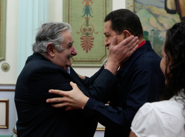 Mujica subrayó los esfuerzos y las iniciativas de Chávez para impulsar la integración de los pueblos de América Latina y el Caribe.