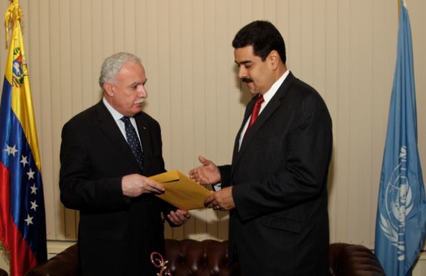 Riad Al-Maliki,ministro de Asuntos Exteriores palestino con el canciller y vicepresidente venezolano Nicolás Maduro