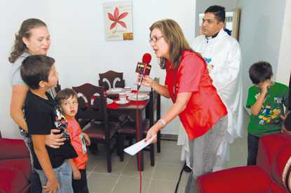 La jefa de Gobierno del Distrito Capital, Jacqueline Faria visita a una familia beneficiada.
