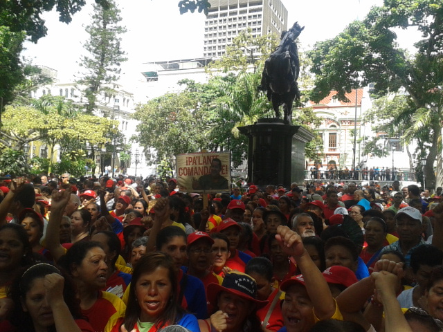El pueblo en la Plaza Bolívar de Caracas en apoyo a Chávez