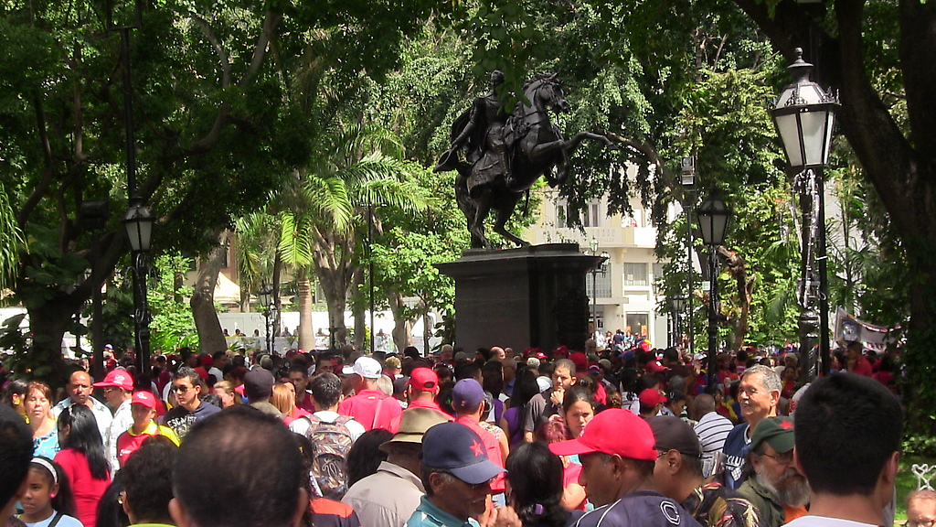 El pueblo se movió a la pLAZA BOLIVAR A ORAR POR LA SALUD DEL PRESIDENTE CHÁVEZ