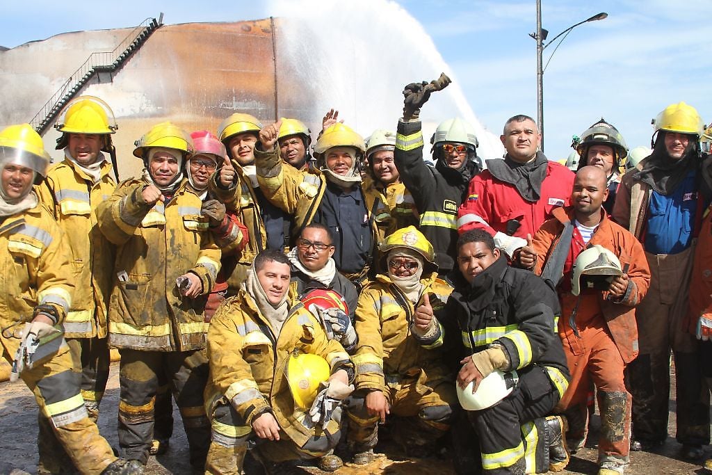 Parte del equipo de bomberos y bomberas que combatieron el fuego en Amuay.