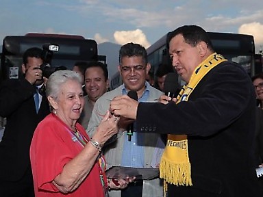 Presidente Chávez entrega unidades de transporte urbano a gas