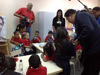 Presidente Chávez comparte con escolares de Macarao