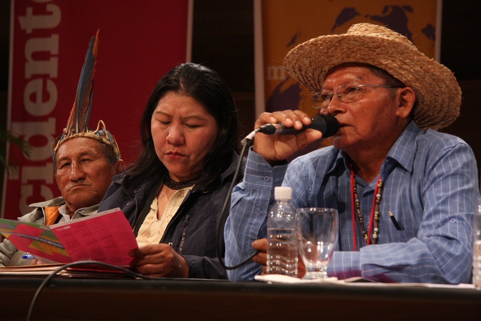 Ministra Maldonado flanqueada por voceros indígenas. 