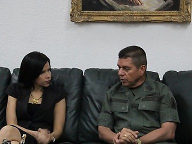 El Mayor General Wilmer Barrientosse reunió en la sede principal del CEOFANB con Gabriela Ramírez, Defensora del Pueblo