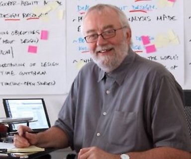 Bill Moggridge, diseñador británico que se le atribuye el concepto original de la primera computadora portátil