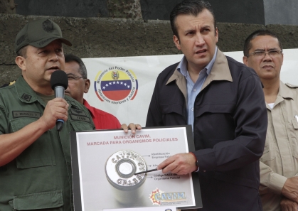 Tarek El Aissami muestra las municiones marcadas por la Compañía Anónima Venezolana de Industrias Militares