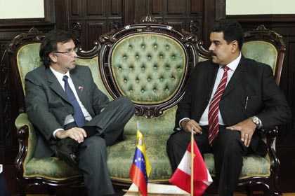 El canciller venezolano, Nicolás Maduro Moros y el ministro peruano de Comercio Exterior y Turismo, José Luis Silva Martinot