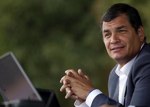 El 61.7% de los ciudadanos encuestados respondieron que su primera opción es Rafael Correa. La segunda opción más elegida por las personas, con un total de 15.8%, fue “Ninguno”