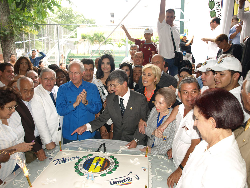 Ramos Allup apaga las velas, y celebra...
La foto de Capriles está en la torta.