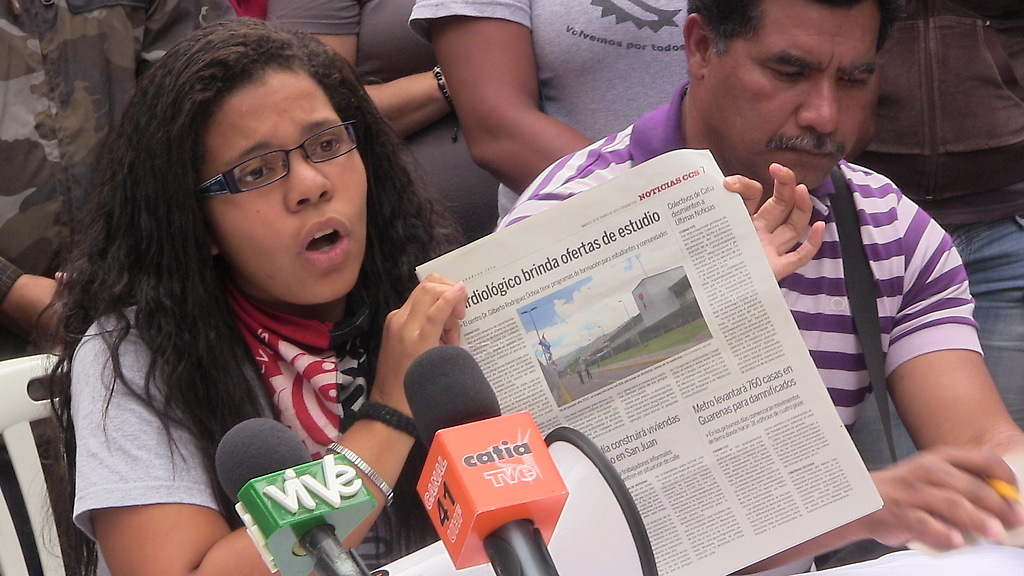Alejandra Hernández del Corredor Nor oeste mostrando el Remitido en Ciudad Caracas
