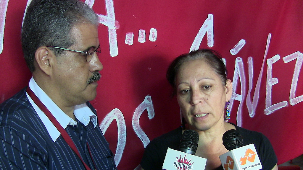 Luis Salazar entrevistando a Judit Galarza