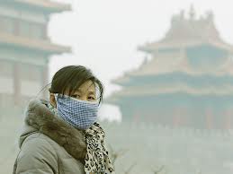 Residentes de Beijing usan máscaras debido a la contaminación del aire