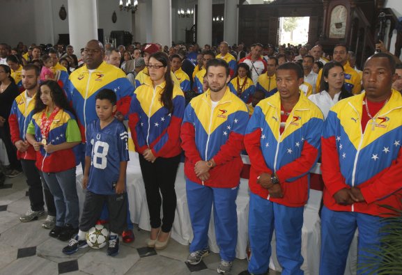 Deportistas asisten a la misa realizada en la Iglesia "La Divina Pastora" en Caracas